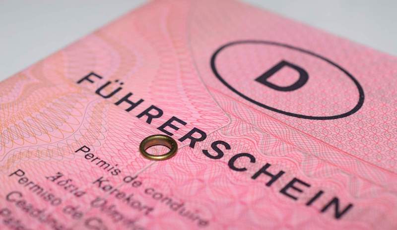 Erwischt. Autofahrer mit entzogenem Führerschein auf frischer Fahrt erwischt. 
