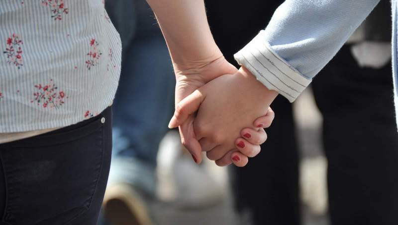 Die Treffen für Late Bloomer sind offen gestaltet und richten sich sowohl an Frauen, die ganz am Anfang ihres Coming-outs stehen, als auch an Frauen, die ihren Weg bereits gegangen sind und ihre Erfahrungen teilen möchten. Foto. Stadt. LD. Frei.