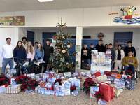 290 Wünsche wurden bei der Wunschbaum-Aktion der VG Edenkoben erfüllt. Foto. VG. Frei. Hier die gesammelten Päckchen in der Paul-Gillet-Realschule. 