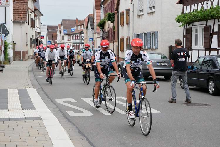 Einfahrt zum Haltepunkt Offenbach (Kulturzentrum) Juli 2023. Vorne Rudi Birkmeyer (Offenbach), dahinter Boxsport-Ikone Sven Ottke. Foto. Birkmeyer. Frei.