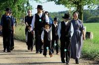 Es sind Millionen. Sie sprechen Pfälzisch aus dem 18. und 19. Jahrhundert. Die Amish People und Alte-Ordnungs-Mennoniten. Kein Strom. Keine Autos und ansonsten sehr altbacken. Aber sehr fleißig und geschäftstüchtig ...