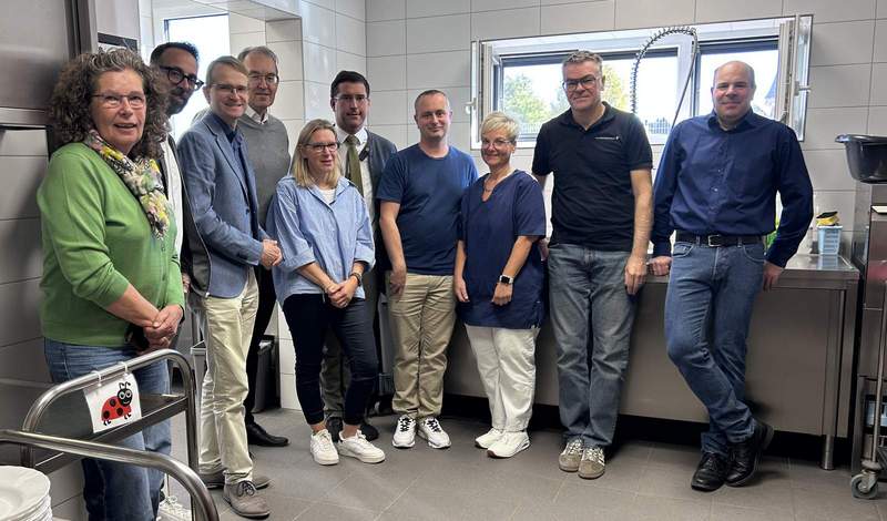 Von links. Sybille Menyhárt (Ortsbürgermeisterin von Großfischlingen), Christian Kocher (Ortsbürgermeister von Edesheim), Bürgermeister Daniel Salm, Erster Kreisbeigeordneter Georg Kern, Kita-Leiterin Christine Kiefer, Dominic Schmedeshagen (Vertreter der Kath. Kirche), Jürgen Mayrock von der VG-Verwaltung Edenkoben, Hauswirtschaftskraft Regina Wörner, Architekt Michael Humbert und Beigeordneter Dr. Martin Oberhofer. Foto. VG-Verwaltung. Edenkoben.
