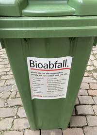 Wer Biomüll sortenrein über die grüne Tonne entsorgt, reduziert die klimaschädlichen Restmüllmengen und trägt zum Klimaschutz bei. Foto. KV. SÜW. Frei.