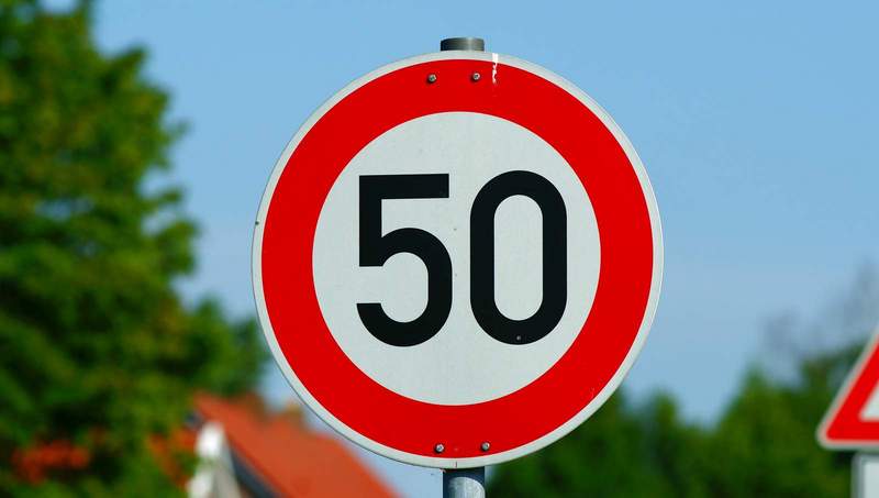 Mit 95 gemessenen km/h durch die 50er-Zone. Bei Godramstein auf der B 10. 