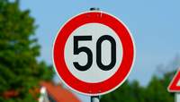 Mit 95 gemessenen km/h durch die 50er-Zone. Bei Godramstein auf der B 10. 