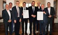 Von links. Bürgermeister Christian Gauf (ZW), Kreisbeigeordneter Christoph Buttweiler (Landkreis GER), Kanzleidirektor Wolfgang Jochim, Oberkirchenrat Markus Jäckle, OB Markus Zwick (Stadt PS), OB Dominik Geißler (Stadt LD), Landrat Hans-Ulrich Ihlenfeld (Landkreis DÜW) und Landrat Dietmar Seefeldt (Landkreis SÜW). Foto. Stadt. LD. Frei. 