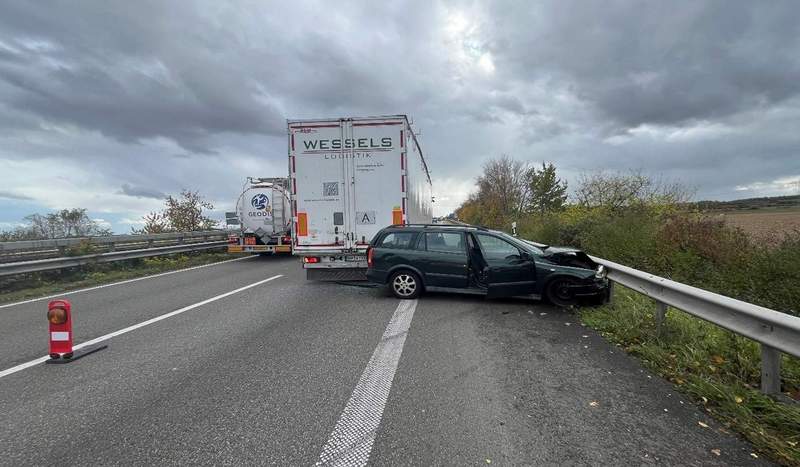 Ein BMW krachte bei LD auf der A 65 in die Leitplanke. 