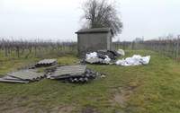 Zig asbest-haltige Eternitplatten wurden in Kirrweiler in die Weinberge geworfen. 