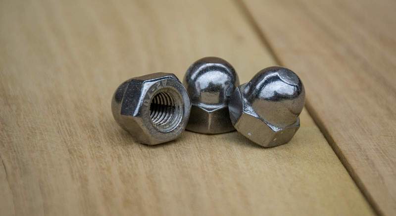 An einem Traktor-Anhänger waren an einem Rad die Muttern gelöst. Das Rad fiel ab und kippte mit dem ziehenden Schlepper um. Passiert bei Erlenbach bei Kandel. 