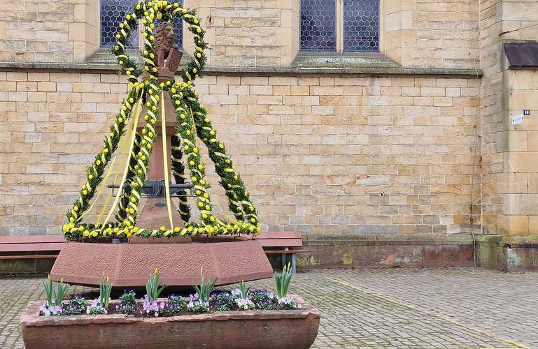 Die Osterkrone auf dem Marktplatz in BZA vor der Marktkirche hat Tradition. Sie ist das Zeichen des Lebens. Und für den Auftakt in die Festsaison. 2025. Übrigens. Auch eine Kirche hat eine Hausnummer. Wer sie weiß, bekommt eine Flasche Winzer-Secco von suewpress.de. Tipp. Die Hausnummer ist auf dem Foto zu sehen. Die Lösung bitte mit Anschrift an info@suewpress.de 