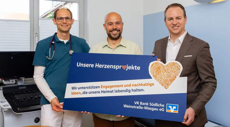 Von links. Dr. med. Jonas Hofmann-Eifler (Gründer der Südpfalz DOCs), Daniel Ringlstetter (Geschäftsführer Südpfalz DOCs) und Dr. Marco Kern (Vorstandsvorsitzender VR-Bank SÜW-Wasgau) bei der Spendenübergabe. Foto. VR-Bank. Frei.