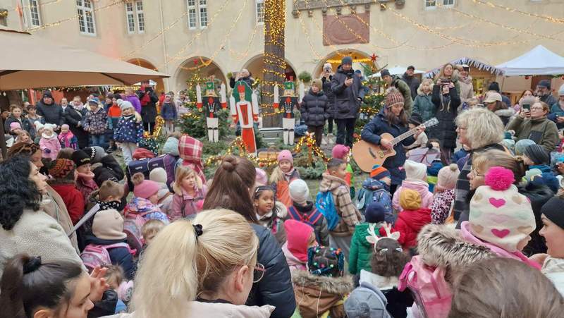 Gute Tradition. Die Kinder der BZAer Kitas stimmen gesanglich auf den Karolinenmarkt im Schloss-Innenhof ein. Foto. rw. 