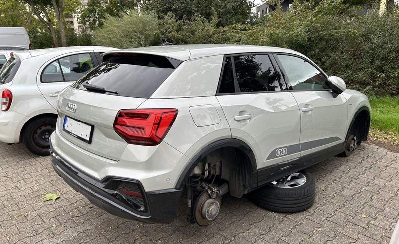 Alle 4 Räder wurden an diesem Audi Q2 in Mutterstadt gestohlen. Zum Aufbocken des Pkw haben die Täter jeweils einen Reifen von einem daneben geparkten Auto abmontiert und dem Audi untergeschoben. Frecher geht es nicht. 