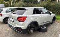 Alle 4 Räder wurden an diesem Audi Q2 in Mutterstadt gestohlen. Zum Aufbocken des Pkw haben die Täter jeweils einen Reifen von einem daneben geparkten Auto abmontiert und dem Audi untergeschoben. Frecher geht es nicht. 