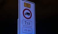 Aus Gründen des Lärmschutzes gilt auf der B 10 von 22 bis 6 Uhr ein Nachtfahrverbot für Brummis ohne Genehmigung. 