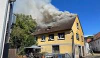Die Flammen in einem Wohnhaus in Busenberg beschädigten auch ein Nachbaranwsen.