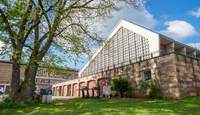 Gnadenfrist für das Trifels-Gymnasium. Die Kirche als Träger will noch einmal verhandeln. Foto. Netz. Frei.