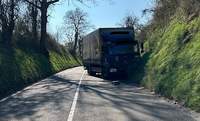 Ein Pkw und ein Lkw sind bei Dierbach ineinander gefahren. Der Lkw blieb in der Böschung hängen. 
