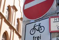 Gegen die Einbahnstraßen-Regelung mit dem Fahrrad fahren zu dürfen, wurde im Stadtrat BZA vor Jahren beschlossen. Aber der Beschluss sei von der VG-Verwaltung nicht umgesetzt worden, wurde im Stadtrat am gestrigen Freitag kritisiert. Uns von suewpress.de ist in der Tat lediglich nur eine Beschilderung in der Luitpoldstraße bekannt. Auch andere Beschlüsse seien nicht umgesetzt worden. Foto. Netz. Frei. 