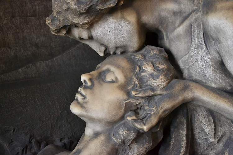 Auf den Friedhöfen von Lingenfeld, Westheim und Rülzheim wurden Bronze-Figuren von Gräbern gestohlen. 
