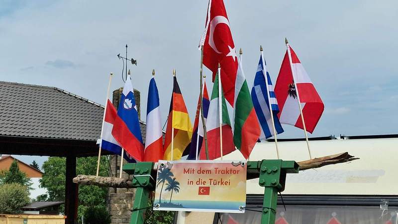 Die Flaggen aller Länder die die beiden Traktor-Abenteurer auf ihrer Reise an die türkische Mittelmeerküste durchquert haben. Foto. rw. 