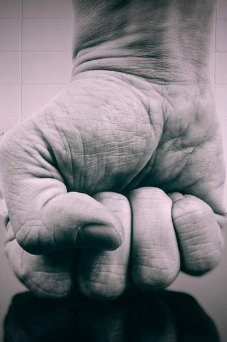 Der Sohnemann hatte Ärger. Der Vater meinte es handfest regeln zu müssen. Passiert in LD. 