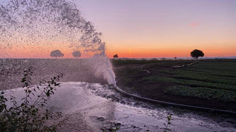 Ein geplatzter Schlauch eines Felderberegnungs-System setzte die A 65 unter Wasser.