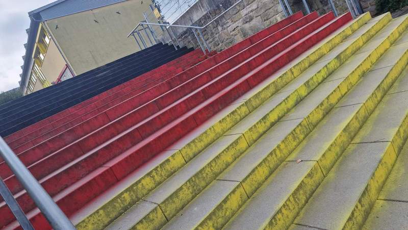 Der Sprayer hat viel Farbe aufgebracht. Aber auch viel gespart. So sieht die Treppe zur Böhämmer-Grundschule in BZA von der Front/Straßenansicht betrachtet aus ... 