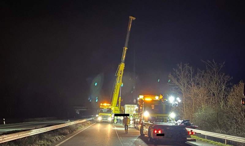 Kurz vor 2 Uhr am heutigen Dienstagmorgen war die Bergung eines auf der B 9 bei Limburgerhof umgekippten Lkw geschafft, die Strecke konnte wieder frei gegeben werden. 