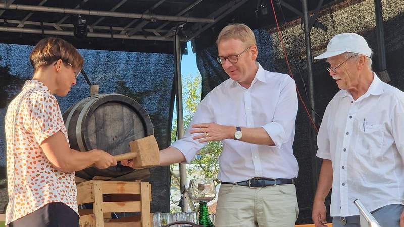 Anstich des vom Weingut Hitziger gestifteten Festweines auf dem FKB-Fest in BZA. Von links. Bürgermeisterin Kathrin Flory, MdB Thomas Gebhart und FKP-Vereinsvorsitzender Hans Erich Klein. Foto. rw. 