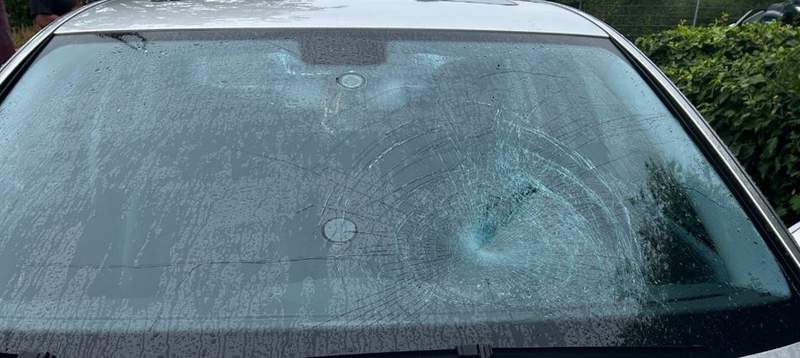 Unbekannte haben in Rhodt gleich 2 Windschutzscheiben an Autos zertrümmert. 