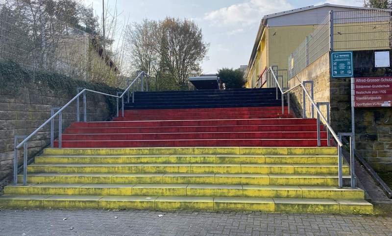 Schwarz-rot-gold. Die Treppe zur Böhämmer-Grundschule in BZA. Von Unbekannten besprayt in der Nacht auf Samstag. 