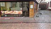 So sieht es in oberen Marktstraße in BZA am heutigen Donnerstagmorgen aus. Der Abfall ist nun großflächig verteilt ... Foto. rw.
