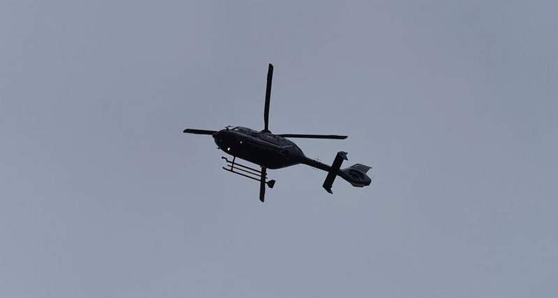 Vor Ort in der Stuttgarter Straße sind Einsatzkräfte der Polizei präsent. Auch ein Polizeihubschrauber ist im Einsatz. Foto. Stadt. KA. Monika Müller-Gmelin. Frei.