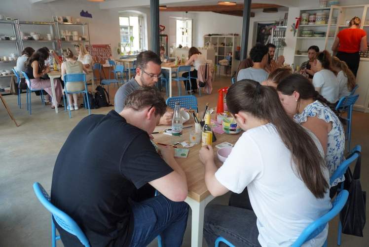 Beim Azubi-Tag im Keramik-Malstudio TonArt in LD war die Kreativität der angehenden Verwaltungsfachangestellten, Verwaltungsbeamten sowie Sozialarbeiterinnen gefragt. Foto. KV. SÜW. Frei. 