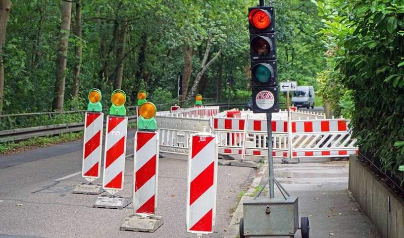 Die B 10 an der Felsnase bei Hauenstein ist wieder ungehindert befahrbar. Die Baustellenampel ist weg. 