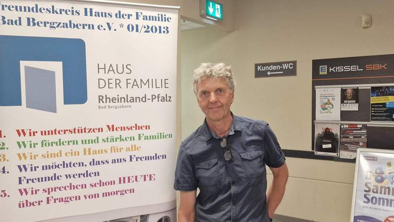 Der Erlös des Verkaufs wird von der Sparkasse Südpfalz aufgestockt und kommt dem Freundeskreis des Hauses der Familie zugute. Hier Senioren-Referent Rainer Brunck vom protestantischen Dekanat. Foto. rw. 