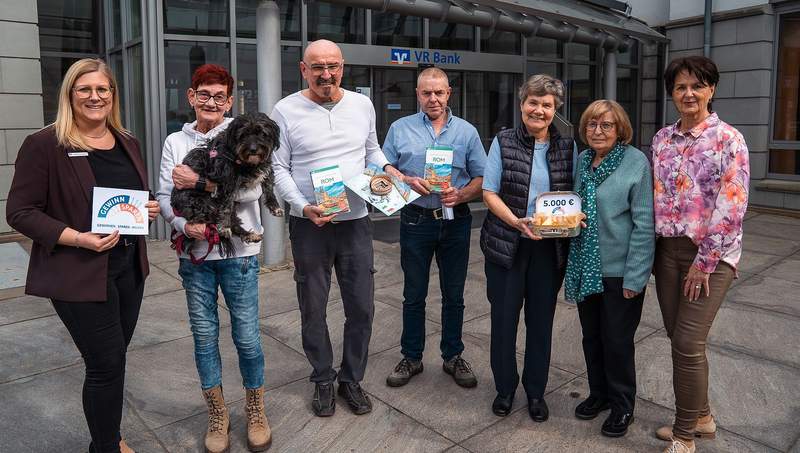 Von links. Christina Platz (Abteilungsleiterin Privatkunden VR-Bank SÜW-Wasgau), Gewinner Sabine und Alfred Trauth mit ihrem Hund Aithor, Hubert Schmaltz, Christiane Staab, Elly Driess und Gabi Rapp-Girke, (Privatkundenberaterin VR-Bank SWW).