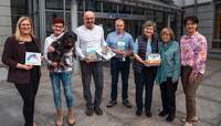 Von links. Christina Platz (Abteilungsleiterin Privatkunden VR-Bank SÜW-Wasgau), Gewinner Sabine und Alfred Trauth mit ihrem Hund Aithor, Hubert Schmaltz, Christiane Staab, Elly Driess und Gabi Rapp-Girke, (Privatkundenberaterin VR-Bank SWW).
