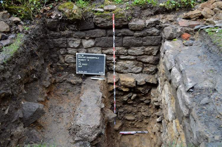 Archäologen entdeckten bei den jüngsten Grabungen im Garten der Goslarer Kaiserpfalz bauliche Spuren, die auf einen repräsentativen Vorgängerbau der Kaiserpfalz hindeuten. Foto. Stadt. Goslar. AAB. Pressefrei. 