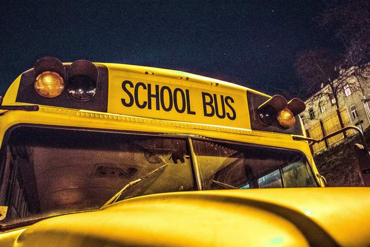 Auf der B 9 bei Limburgerhof hat ein Schulbus Feuer gefangen. Alle Kinder und Lehrer konnten sich retten.