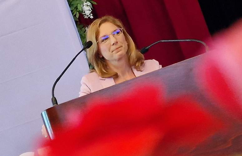 SPD-Landesvorsitzende Sabine Bätzing-Lichtenthäler stimmte die Delegierten-Versammlung in gekonnter Wahlkampf-Rhetorik ein. Foto. rw. 