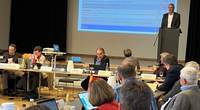 Landrat Dietmar Seefeldt, am Rednerpult, präsentierte den Haushalt 2026 für den Kreis SÜW. Foto. KV. SÜW. Pressefrei. 
