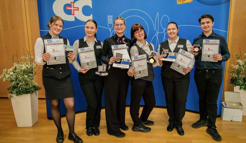 Die Gewinner im Bereich Service. Von links. Lisette Wittek (3. Platz), Alina Heinrich (1. Platz), Amelie Hubersperger (2. Platz), Lea Bach (1. Platz), Xenia Vöhringer (2. Platz), Simon Mazza (3. Platz). Foto. WASGAU AG. Pressefrei. 