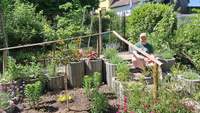 Matteo Gawron Matteo Gawron in seinem Gartenreich in Birkenhördt. An den Sonntagen 14. und 28. Juni öffnet er seine Gartenpforte für Besucher. Foto. rw. in seinem Gartenreich in Birkenhördt. Am 14. und 28. öffnet er seine Gartenpforte für Besucher. Foto. rw. 