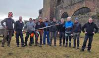 Die Helfer beim Arbeitseinsatz auf der Madenburg über Eschbach. Foto. Rupp. Pressefrei.