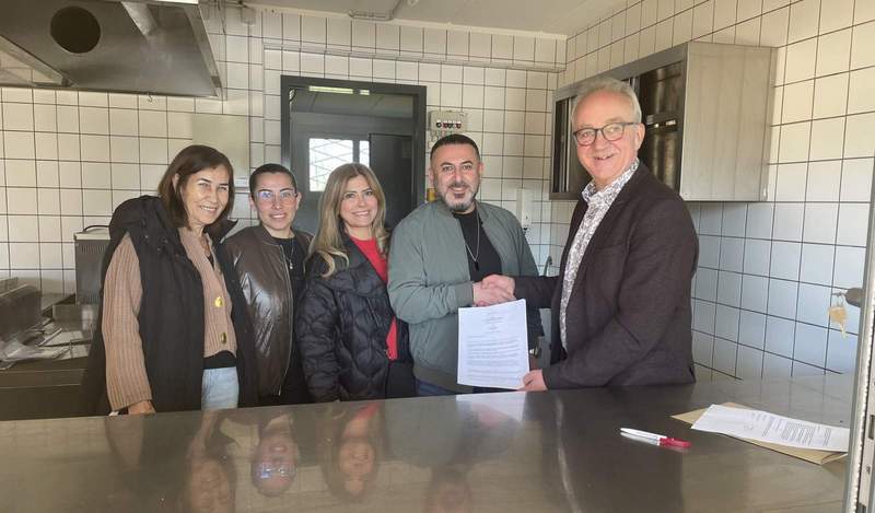 VG-Beigeordneter Eberhard Frankmann begrüßt die neuen Betreiber des Kiosk im Freibad Edesheim. Die Familie Kilic. 