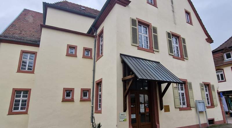 Es war einmal ... der Sitz der städtischen VHS. Das alte Rathaus in BZA. Das Gebäude wurde verkauft, Bücherei und VHS ausqartiert. Die VHS unters Dach des Landkreises verschoben und auf mehrere Standorte zerfleddert. Acrchivfoto. rw. 