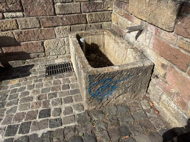 Am Rastpunkt Am Falltor haben sie zwei Bänke und einen Sandsteintrog beschmiert. 