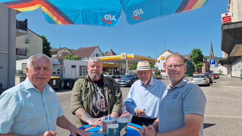 Die AfD mit ihrem Freitags-Info-Stand ab der BZAer Weinstraße (B 427). Links Klaus Hochscheid (BZA), rechts Claus-Jürgen Schubert, VG-Rats-Fraktionsvorsitzender. Foto. rw. 